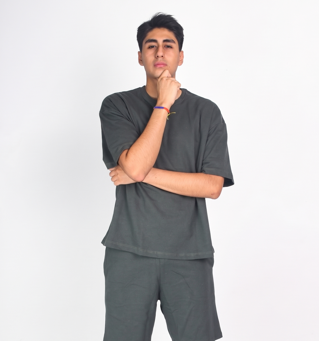 Conjunto oversize de algodón en color oliva de la marca JOBAN, camiseta y pantalones cómodos y modernos para uso casual.