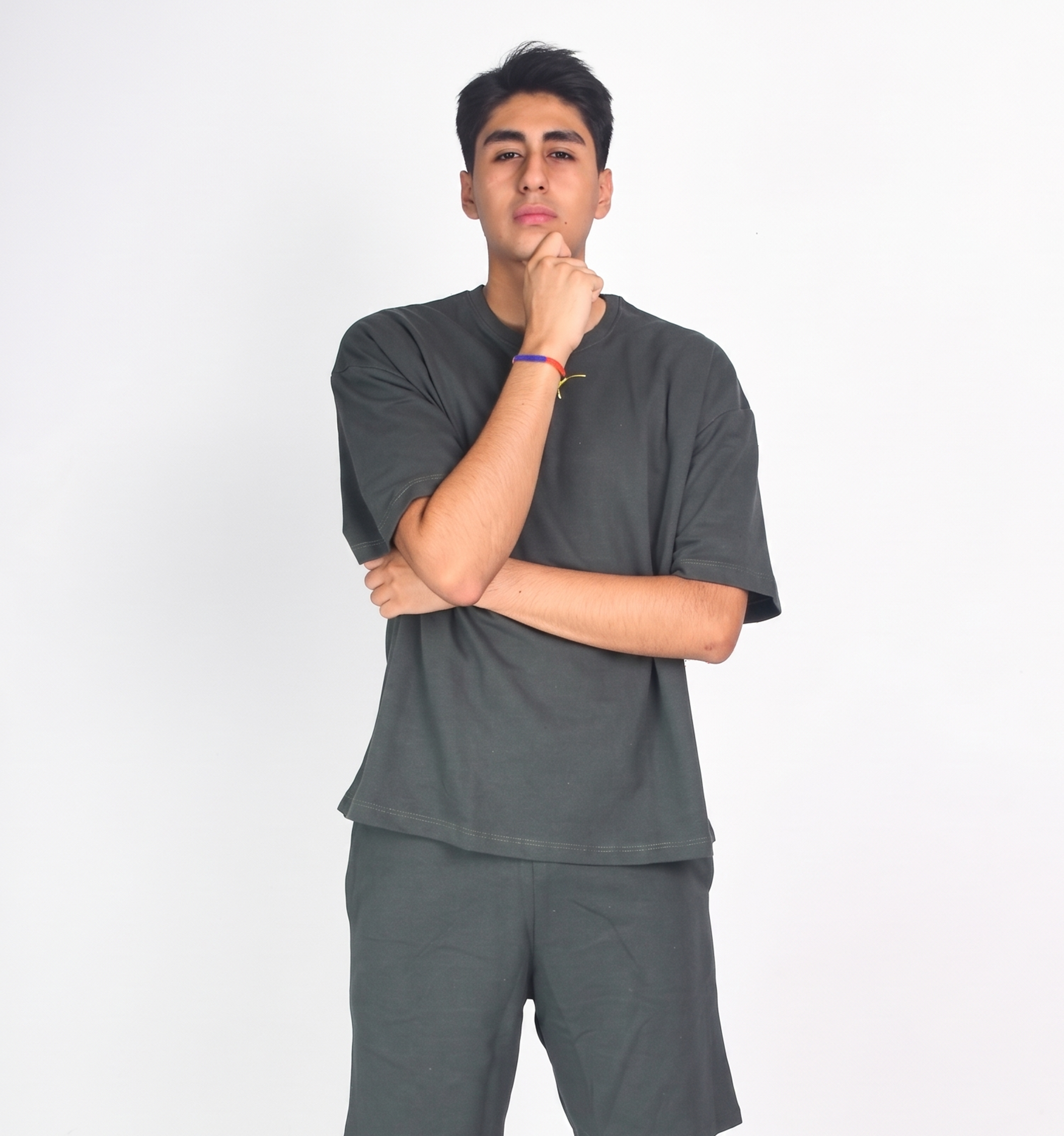 Conjunto oversize de algodón en color oliva de la marca JOBAN, camiseta y pantalones cómodos y modernos para uso casual.