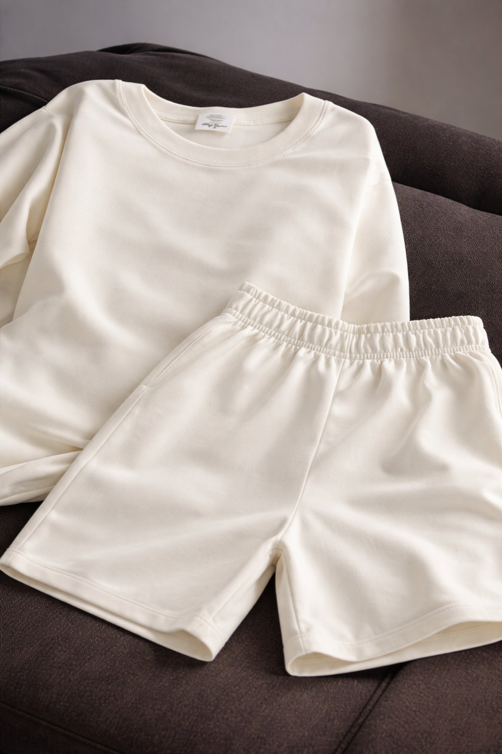 Conjunto oversized de algodón blanco de la marca JOBAN, ropa cómoda y moderna para uso casual.