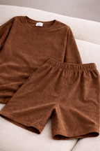 Conjunto oversize de algodón en color café de la marca JOBAN, con camiseta y pantalones cómodos y suaves.